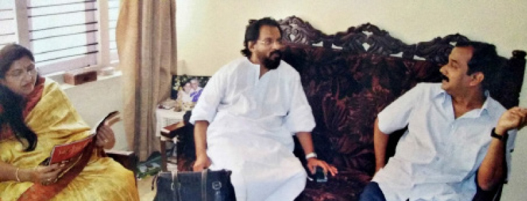 യേശുദാസിനും ഭാര്യ പ്രഭയ്‌ക്കുമൊപ്പം രവി മേനോൻ